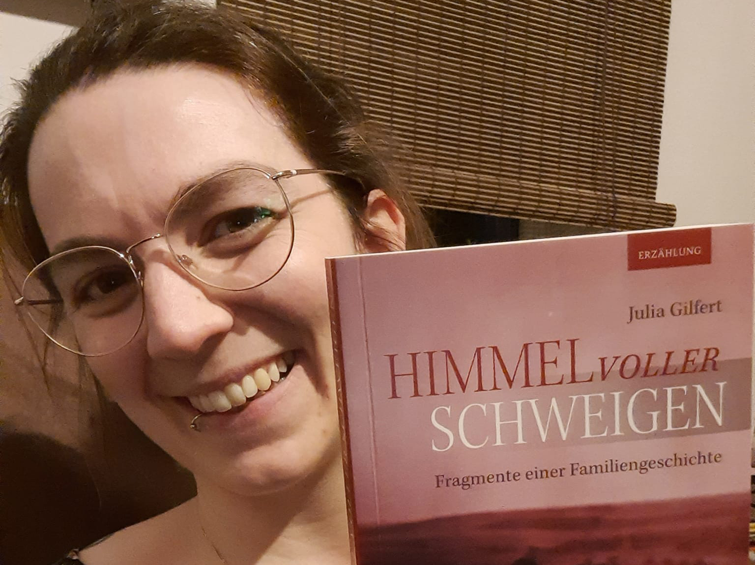 Julia Gilfert präsentiert ihr Buch.